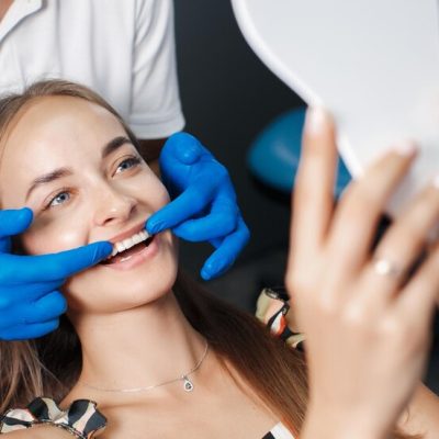 patient-dentist_624325-1625 (1) Antalya diş polikliniği - diş dolgusu nedir?